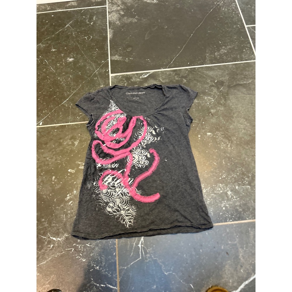 Calvin Klein Jeans Womens Gray Graphic Tee Pink Rose Ribbon Applique Small